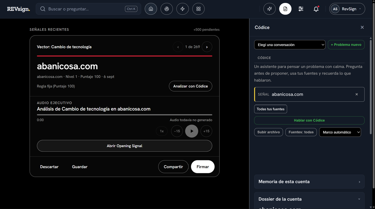 Panel de REVsign con una señal de cambio de tecnología de una empresa, su puntaje y los botones Descartar, Guardar, Compartir y Firmar. A la derecha, Códice abierto con esa señal como contexto.